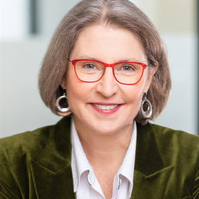 Lisa Plaggemier Headshot
